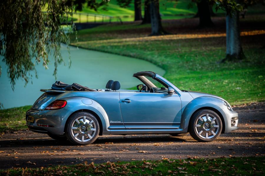  Volkswagen Beetle Convertible Denim 2016 года  (фото 14 из 41)